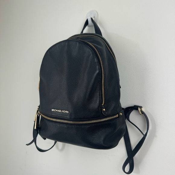 Michael KORS Black Pebble Leather Rhea zip Backpack. 3 pockets 1 zippered inside - Picture 3 of 8